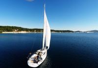 bateau à voile naviguer dans la baie de mer ciel bleu yacht bateau